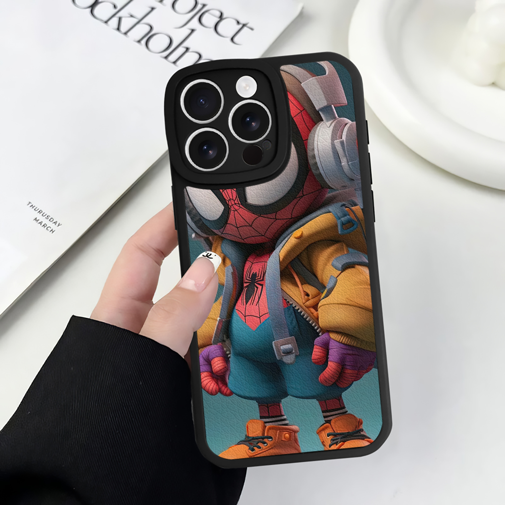 Spider Man スパイダーマン 【iPhone 16シリーズ対応】シリコンスマホケース（レザー調） 材質：シリコン
